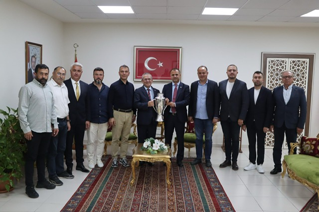 Muğlaspor Kulübü Başkanı Menaf Kıyanç ve yönetim kurulu üyeleri Kaymakamımız Sayın Mehmet ERİŞ'i ziyaret etti.