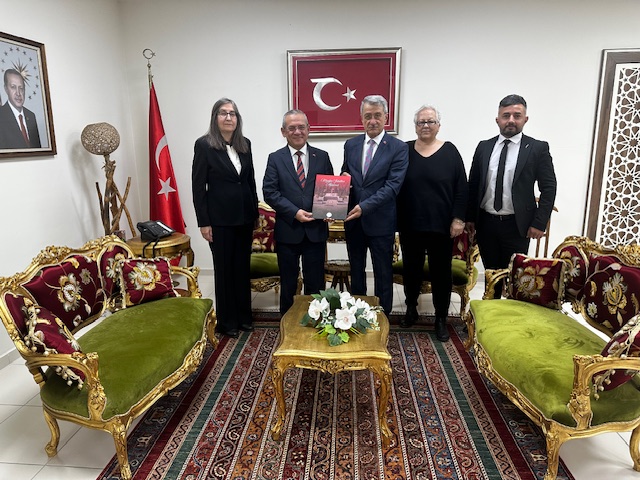 Kaymakamımız Sayın Mehmet ERİŞ, Muğla Şehit Aileleri ve Gaziler Derneği Başkanı Süleyman Taşkesen ve yeni yönetimini makamında ağırladı.