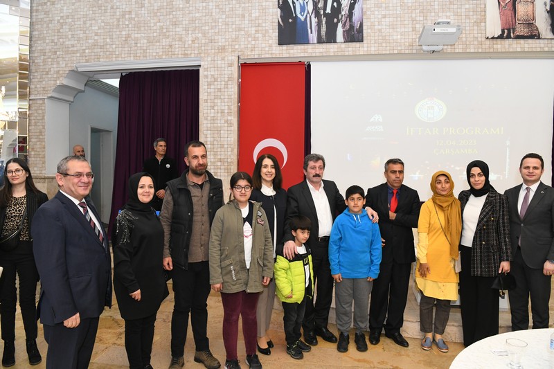 KAYMAKAMIMIZ DEPREM BÖLGESİNDEN GELEN ÖĞRETMEN VE AİLELERİYLE İFTAR YAPTI